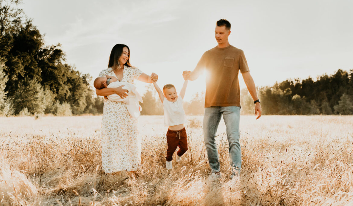 Golden Hour Magic: Why It's Perfect for Your Dubai Family Photoshoots